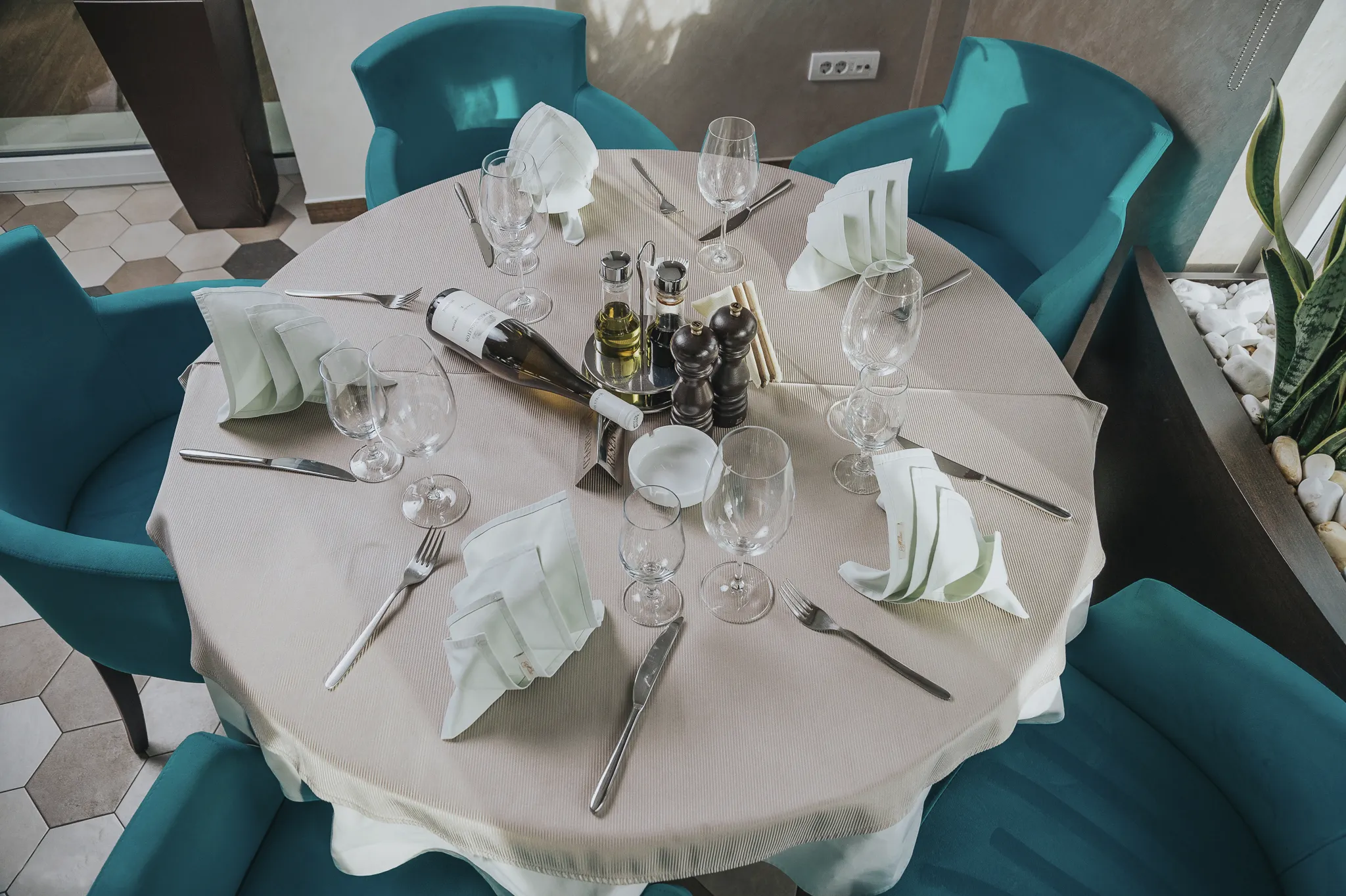 dekorativni_sto_sa_vinom